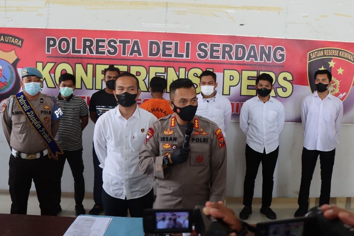 Kapolresta Deli Serdang, AKBP Irsan Sinuhaji saat konferensi pers di Mapolresta Deli Serdang pada Senin (7/2/2022) siang menjelaskan kasus pembunuhan seorang perempuan di areal persawahan, Kecamatan Beringin, Deli Serdang pada Rabu (2/2/2022).