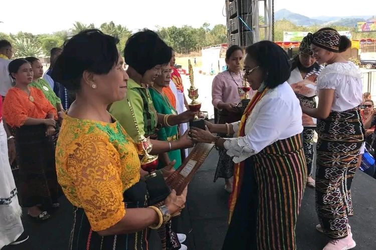 Mama Kornelia Lahu Jumpa (kiri) menerima penghargaan pangan lokal dengan mengembangkan UMKM makan jojong dalam industri rumah tangga 2016 lalu di Kupang. 