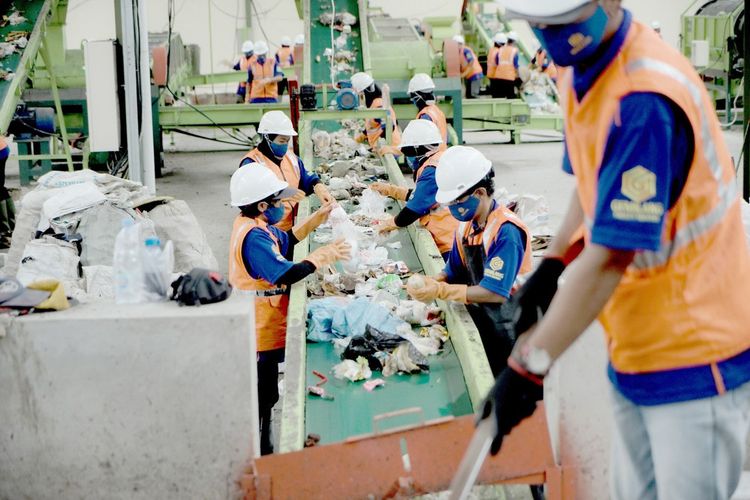 Proses pemilahan sampah yang akan diolah menjadi Refuse Derived Fuel (RDF) di tempat pengolahan sampah terpadu (TPST) Tamanmartani, Kalasan, Sleman, DI Yogyakarta.