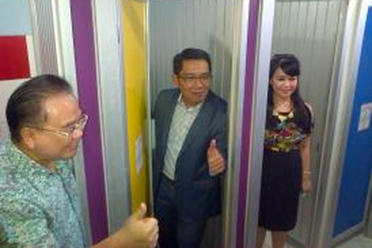 Wali Kota Bandung Ridwan Kamil meresmikan toilet dan kantin di sebuah SD negeri, Kamis (7/8/2014).