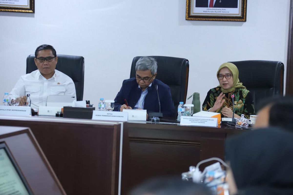 Menteri PAN dan RB Rini Widyantini saat menghadiri rapat koordinasi Tim Nasional Pencegahan Korupsi di Jakarta, Kamis (24/7/2025).