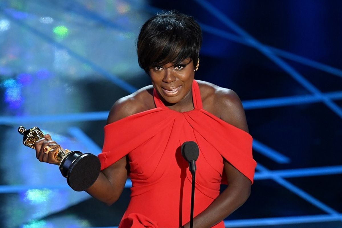 Aktris Viola Davis menerima Piala Oscar Best Supporting Actress for Fences pada 89th Annual Academy Awards di Hollywood & Highland Center, Hollywood, California, Minggu (26/2/2017).