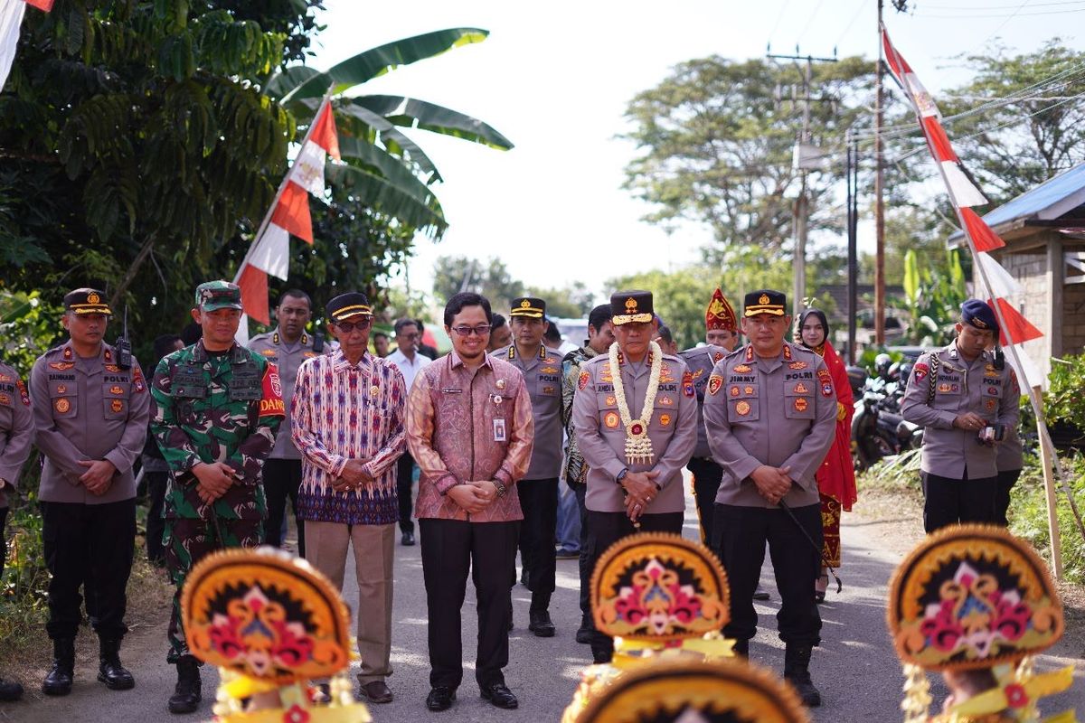 Bupati Hulu Sungai Tengah (HST) Aulia Oktafiandi bersama Kepala Polda (Kapolda) Kalimantan Selatan (Kalsel) Inspektur Jenderal (Irjen) Polisi (Pol) Andi Rian R Djajadi dalam acara peresmian 10 unit rumah dari program Bedah Rumah di Desa Pagat, Kecamatan Batu Benawa, Kabupaten HST, Jumat (23/6/2023)