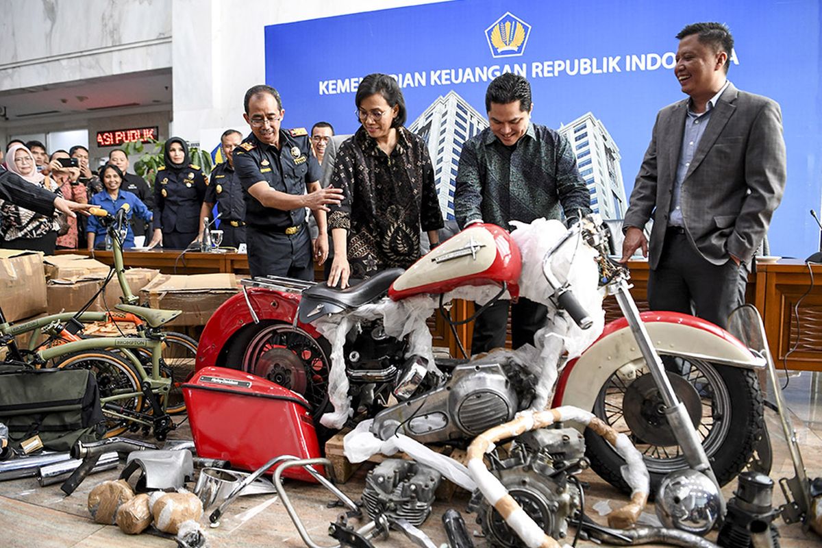 Menteri Keuangan Sri Mulyani (kedua kiri) bersama Menteri BUMN Erick Thohir (kedua kanan) dan Dirjen Bea Cukai Kemenkeu  Heru Pambudi (kiri) melihat barang bukti motor Harley Davidson saat konferensi pers terkait penyelundupan motor Harlery Davidson dan sepeda Brompton menggunakan pesawat baru milik Garuda Indonesia di Kementerian Keuangan, Jakarta, Kamis (5/12/2019). Direktorat Jenderal Bea dan Cukai Kemenkeu berhasil mengungkap penyelundupan sepeda motor Harley Davidson pesanan Direktur Utama PT Garuda Indonesia Tbk, I Gusti Ngurah Askhara dan dua sepeda Brompton beserta aksesorisnya menggunakan pesawat baru Airbus A330-900 Neo milik Garuda Indonesia.