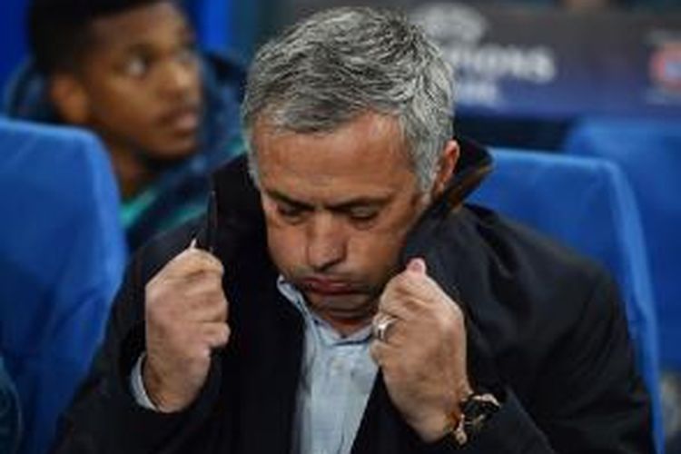Ekspresi Jose Mourinho kala mendampingi Chelsea bertanding pada laga Liga Champions kontra Dynamo Kiev di Stadion Stamford Bridge, Rabu (4/11/2015).