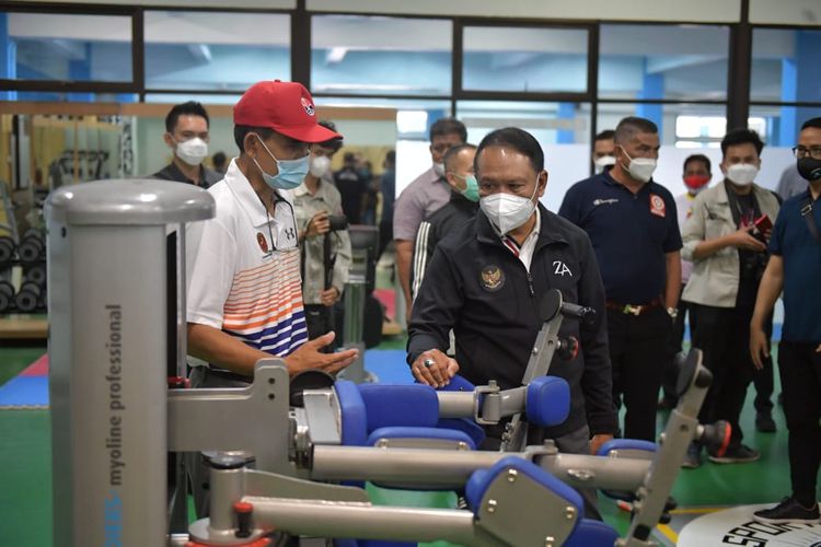 Menteri Pemuda dan Olahraga Republik Indonesia (Menpora RI) Zainudin Amali meninjau sarana olahraga di Universitas Pendidikan Indonesia (UPI), Bandung, Jawa Barat. 