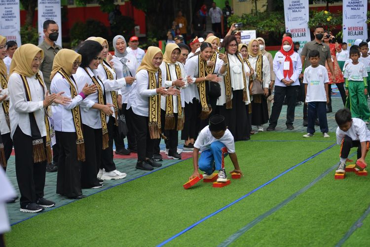 Iriana Jokowi bersama OASE KIM menyaksikan siswa SD melakukan permainan tradisional di SDN 2 Rawa Laut, Bandar Lampung, Rabu (8/3/2023)