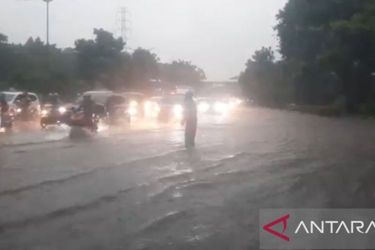 Kendaraan melintasi banjir di Jalan DI Panjaitan, Jakarta, Selasa (4/10/2022). ANTARA/Yogi Rachman