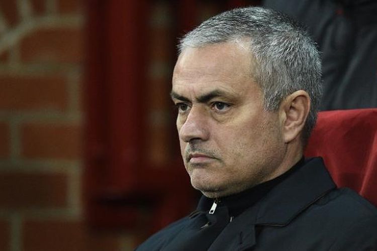 Manajer Manchester United, Jose Mourinho, tengah mengamati tim asuhannya dalam laga pertama babak 32 besar Liga Europa kontra Saint Etienne, di Stadion Old Trafford, Kamis (16/2/2017) waktu setempat. Pada laga itu, Manchester United menang 3-0.