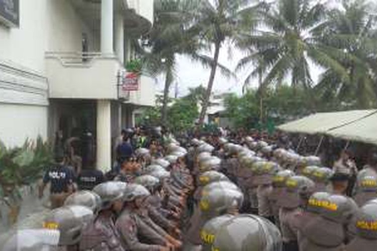 Ratusan aparat kepolisian yang berjaga di depan Kafe Intan dalam operasi pemberantasan penyakit masyarakat yang digelar di kawasan Kalijodo, Sabtu (20/2/2016). Kafe Intan sendiri adalah tempat hiburan malam yang dimiliki oleh Abdul Azis alias Daeng Azis, salah satu pentolan preman di Kalijodo.