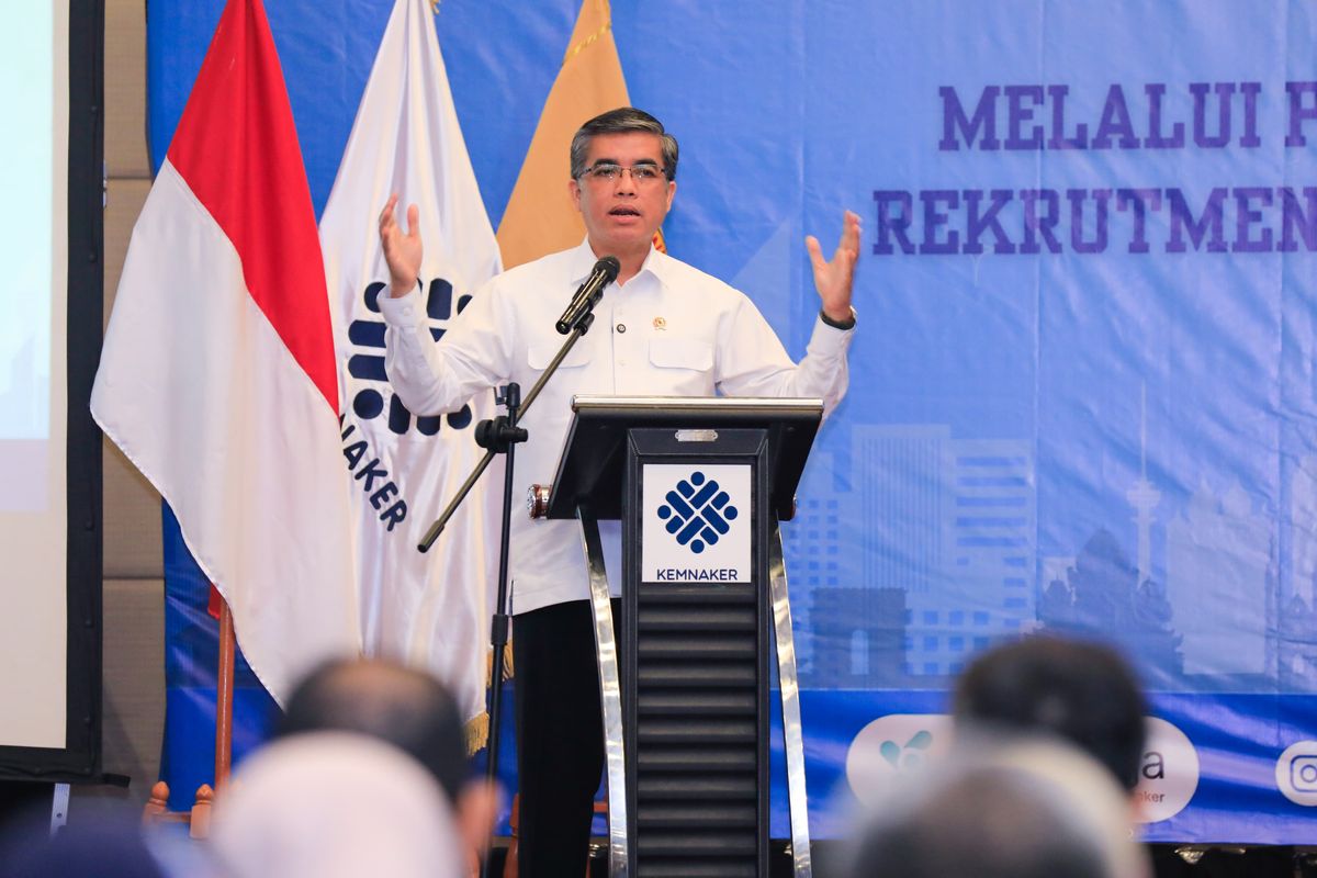 Menteri Ketenagakerjaan (Menaker) Yassierli dalam acara Stop Percaloan bertajuk Membangun Komitmen Bersama untuk Rekrutmen Tenaga Kerja yang Adil dan Transparan di Kawasan Industri Cikande, Kabupaten Serang, Banten, Selasa (8/7/2025).