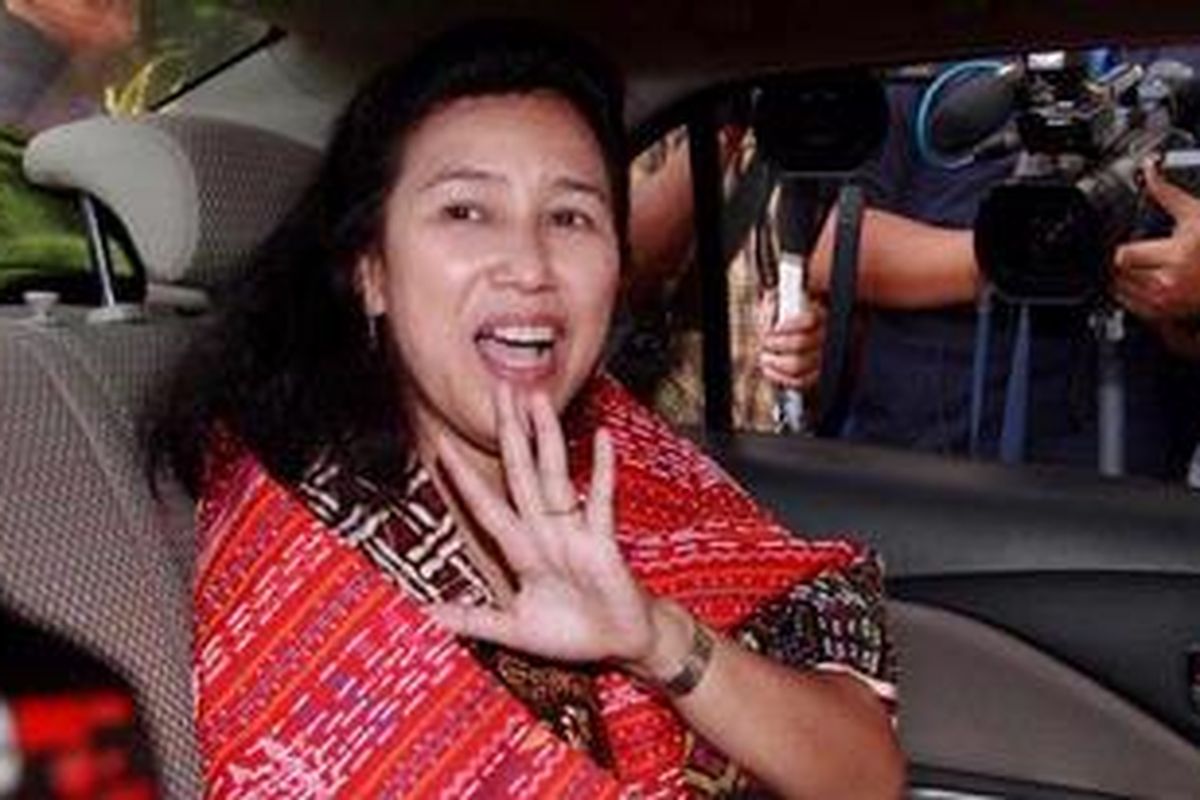 Istri pertama pengacara Ruhut Sitompul, Anna Rudhiantiana Legawati usai jumpa pers terkait pelaporannya terhadap Ruhut dan klarifikasi status perkawinanya, di Gedung Boulevard, Tanah Abang, Jakarta, Kamis (14/7/2011). Pada jumpa pers tersebut ia mengungkapkan akan menempuh jalur hukum adat yang akan memberikan sanksi adat bagi Ruhut Sitompul. Anna melaporkan Ruhut Sitompul ke Mabes Polri pada Senin 11 Juli 2011 atas tuduhan pemalsuan dokumen, menghilangkan status perkawinan, masalah perzinahan dan tantang pelaksanaan UU No 1 tahun 74 tentang perkawinan.