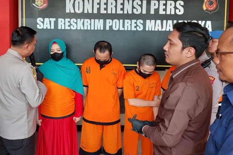 Kapolres Majalengka AKBP Indra Novianto (kiri) menginterogasi pelaku penipuan di Majalengka, Jawa Barat.