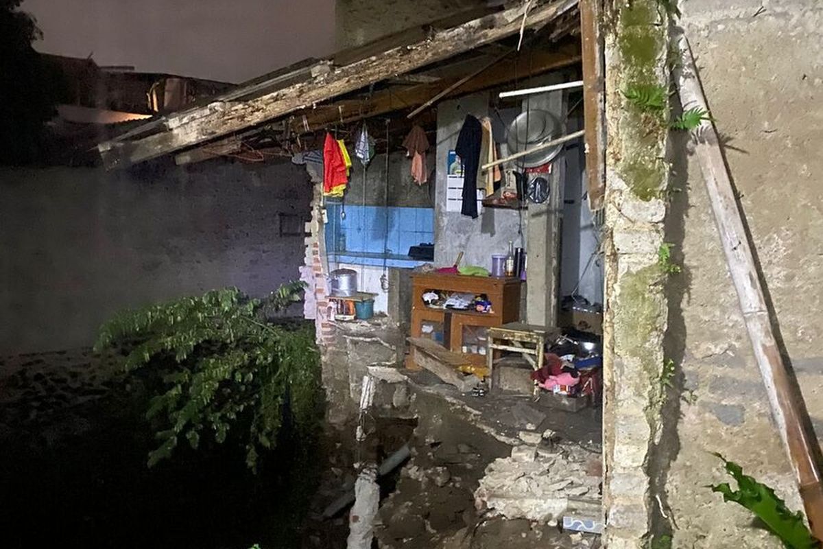 Rumah terdampak longsor di Jalan Maleber Kelurahan Maleber Kecamatan Andir, Kota bandung, Jumat (24/1/2025)