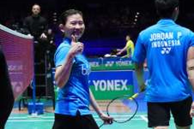 Pasangan ganda campuran Indonesia, Praveen Jordan/Debby Susanto, bereaksi setelah meraih kemenangan atas pasangan China, Zhang Nan/Zhao Yunlei, pada babak semifinal All England di Birmingham, Sabtu (12/3/2016).