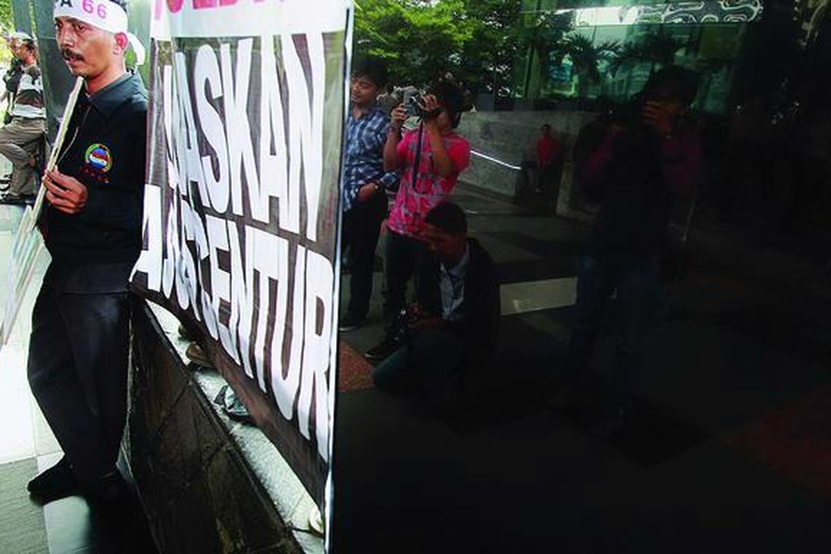 Sejumlah aktivis dari Kesatuan Pejuang Ampera 66 berunjuk rasa di halaman Gedung Komisi Pemberantasan Korupsi (KPK), Jakarta, April lalu. Mereka menuntut  dan menagih janji KPK untuk menuntaskan kasus besar skandal Bank Century dan korupsi wisma atlet.