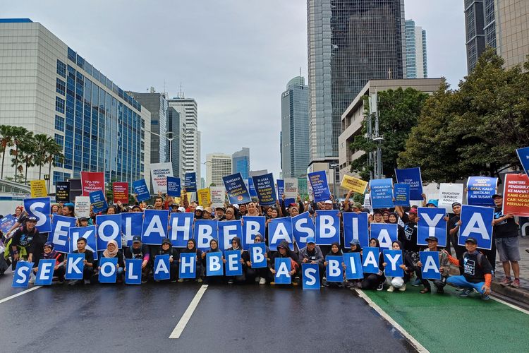 Puluhan Orang Suarakan Sekolah Bebas Biaya di CFD Thamrin