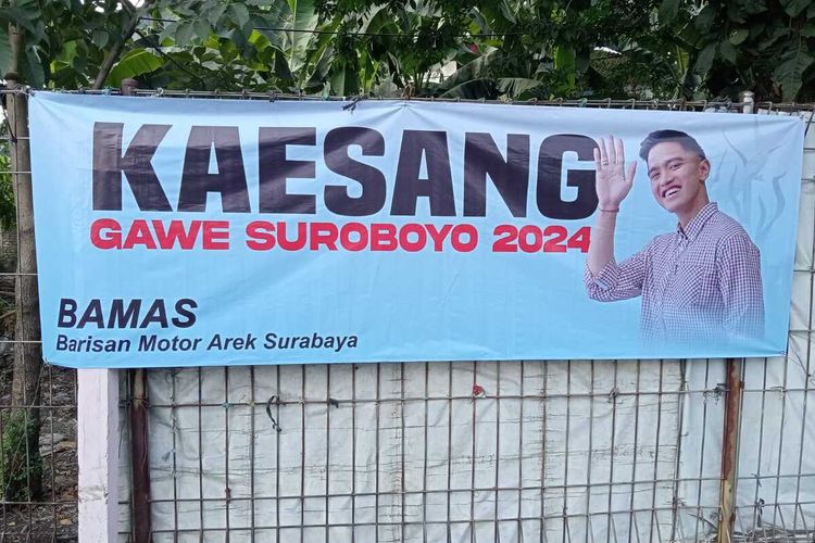 Baliho bergambar Kaesang Pangarep di Jalan Simo Surabaya.