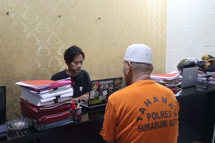 Hendra Deriyana (58 tahun) DPO kasus penganiayaan perias pengantin di Sukabumi saat memberikan keterangan di Mapolres Sukabumi Kota.