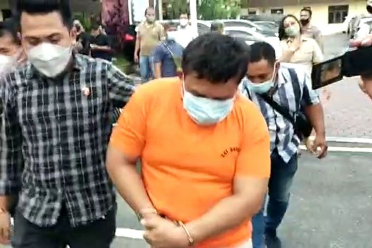 Oknum guru SMK di Medan berinisial PG (49) diamankan personel Unit PPA Satreskrim Polrestabes Medan karena mencabuli muridnya di hotel. Modus pelaku mengajak korban untuk makan dan minum.