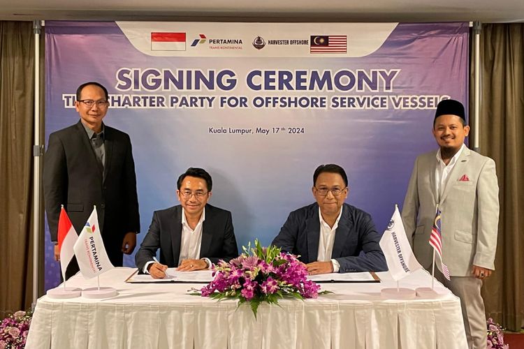 perjanjian sewa kapal berdasarkan waktu atau Time Charter Party for Offshore Service Vessel antara Direktur Pemasaran PTK Andy Arvianto dan Managing Director Harvester Offshore Sdn Bhd, Jalaludin Zamirdin, di Kuala Lumpur, Malaysia (17/5/2024).
