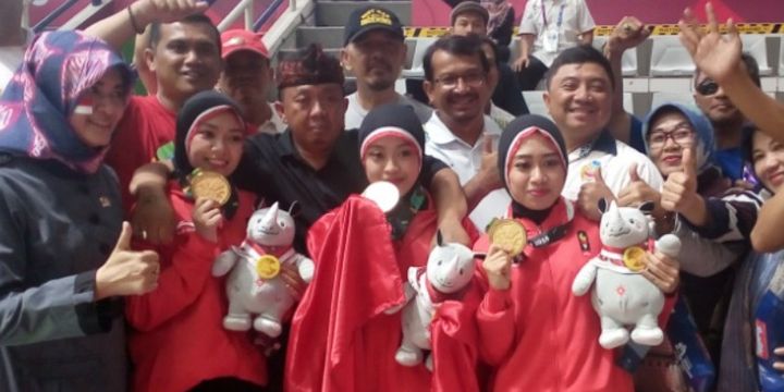 Tiga Srikandi tim pencak silat beregu berfoto bersama dengan wakil bupati Garut dan warga Garut yang memadati tempat pertandingan, Rabu (22018)