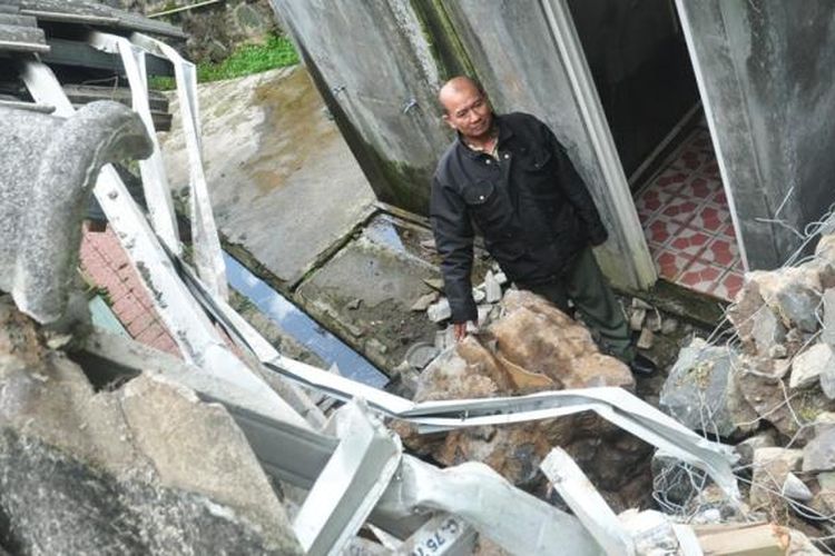 Seorang guru mengecek kerusakan atap bangunan mushola di SMP Negeri   3 Banyubiru, yang terletak di Desa Wirogomo, Kecamatan Banyubiru, Kabupaten Semarang, Kamis (19/1/2017).