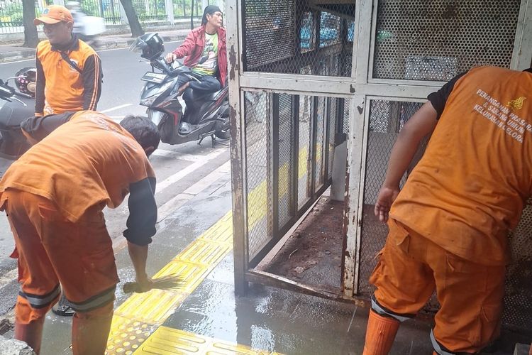 Bikin Enek Pengguna Jalan, Bau Pesing di JPO Stasiun Palmerah Akhirnya Ditangani