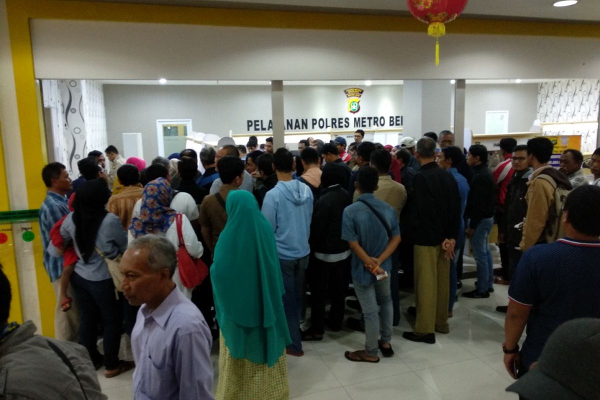 Warga mengerubungi pos pelayanan perpanjangan sim di Mal Pelayanan Publik, Bekasi Junction, Bekasi Senin (12/2/2018)