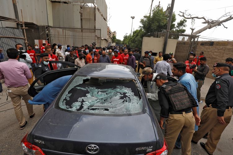 Polisi memeriksa mobil yang rusak usai terjadi serangan di Bursa Efek Pakistan, Karachi, Senin (29/6/2020).