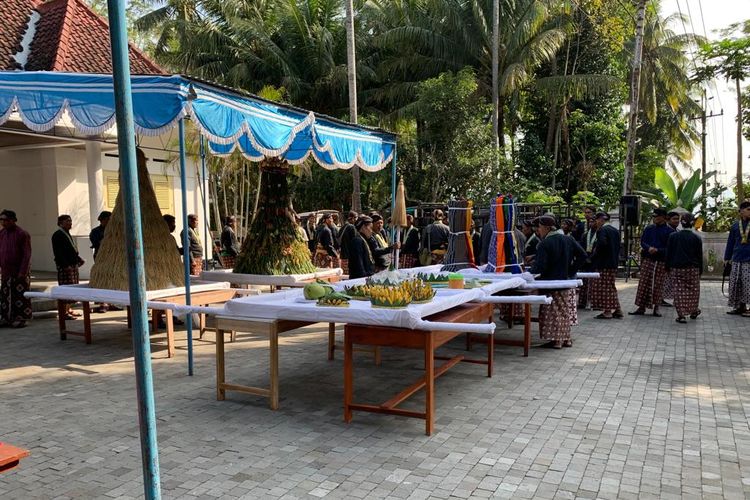 Persiapan di Pesanggrahan Pakualaman Glagah jelang tradisi Labuhan Puro Pakualaman yang akan dihelat di Pantai Glagah.