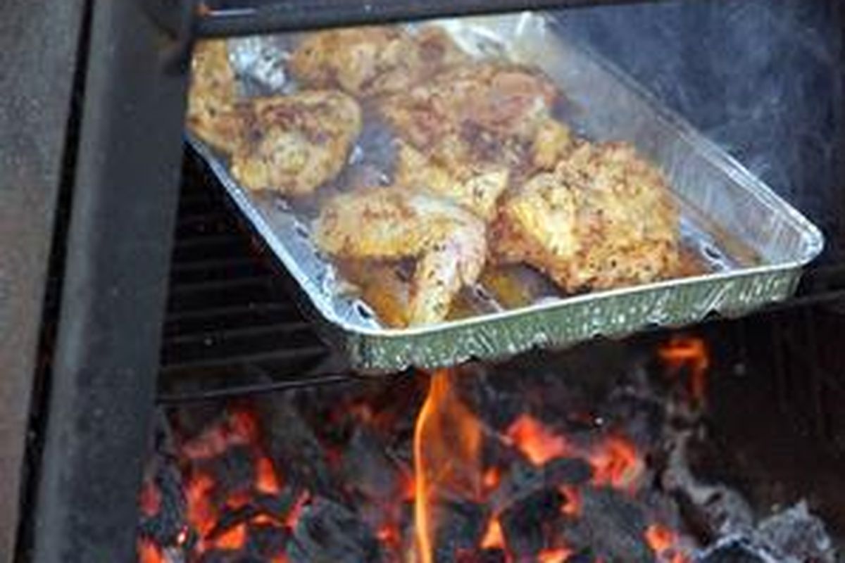 Memanggang di atas batu bara akan membantu makanan mengeluarkan aroma nikmat dan khas. 