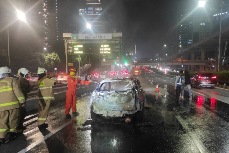 Mobil terbakar saat sedang melintas di Tol Dalam Kota kawasan Jakarta Selatan, Rabu (11/5/2022).