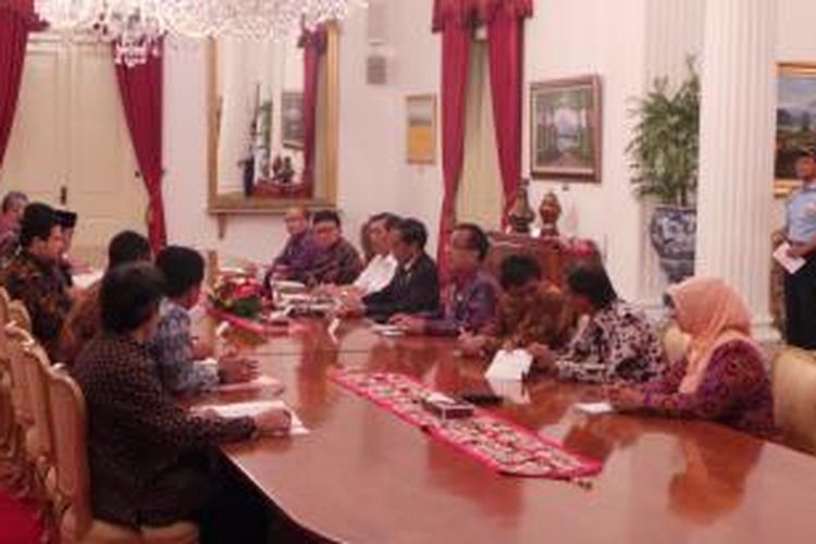 Presiden Joko Widodo saat bertemu dengan komisioner KPU, Bawaslu dan DKPP, di Istana Negara, Jakarta, Selasa (3/11/2015). Pertemuan membahas pelaksanaan pilkada serentak.
Powered by Telkomsel BlackBerry®