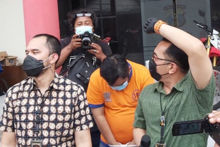 Jaksa gadungan Abdussomad (kaus kuning) diamankan di Mapolrestabes Surabaya.