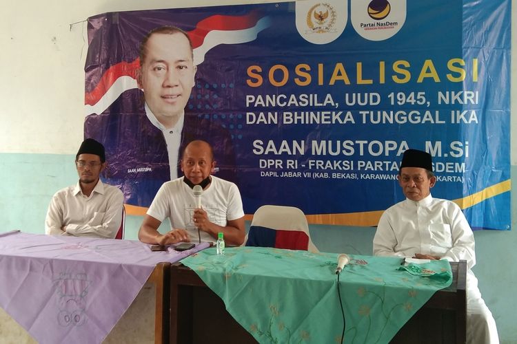 Anggota MPR RI Saan Mustopa (tengah) saat melakukan sosialisasi empat pilar kebangsaan kepada para pendidik di Aula Mts Al Ikhlas Proklamasi di Kelurahan Tanjungmekar, Karawang, Jumat (19/6/2020).