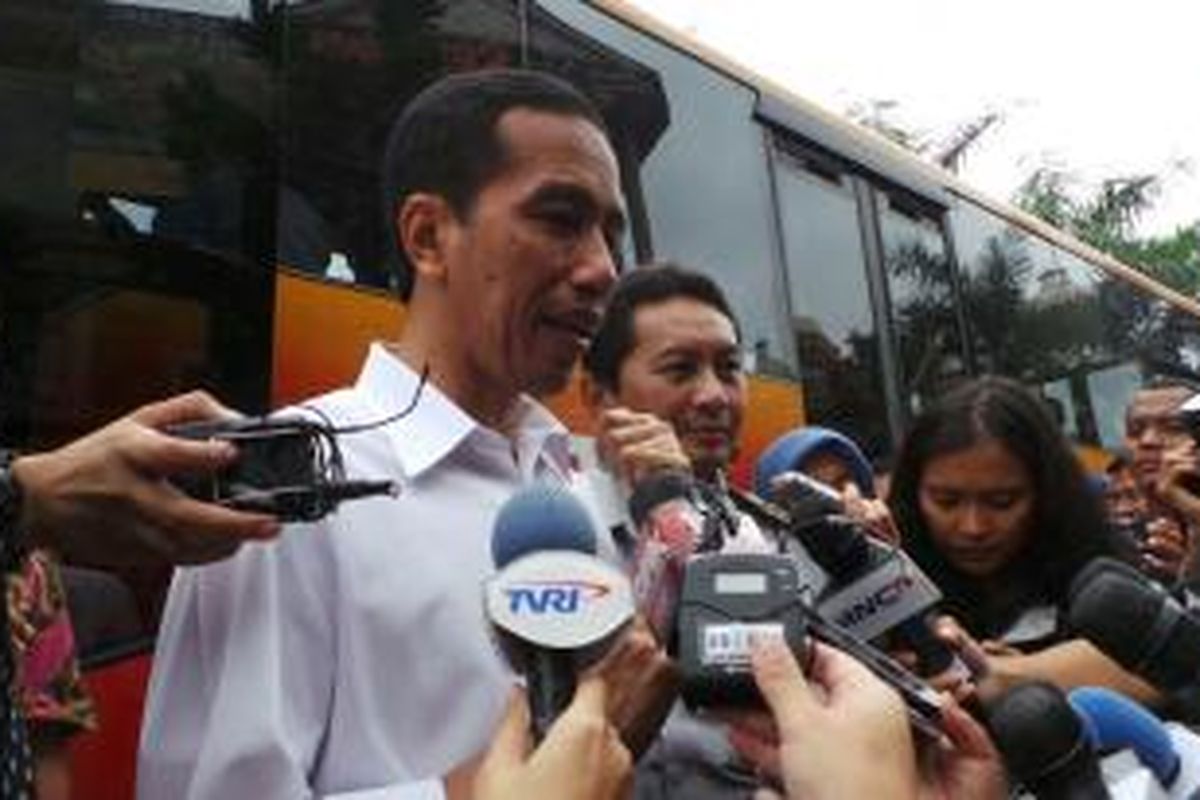 Gubernur DKI Jakarta Joko Widodo berbicara kepada wartawan di sela-sela peluncuran bus kota terintegrasi busway (BKTB) di Pluit, Penjaringan, Jakarta Utara, Rabu (5/2/2014).
