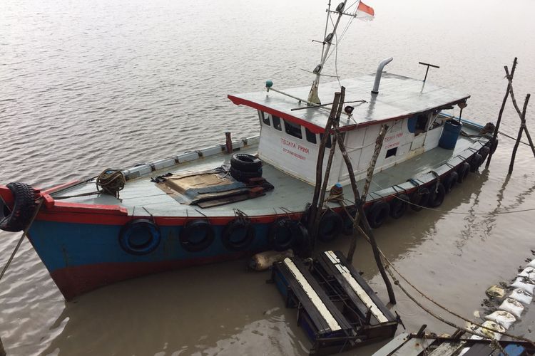 Kapal nelayan dan barang TB Jaya Prima yang kini berlabuh di Matras, Sungailiat  Bangka, Rabu (19/7/2023).