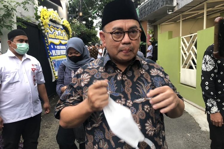 Mantan Menteri ESDM Sudirman Said ditemui saat melayat di rumah duka mantan Menteri ATR/BPN Ferry Mursyidan Baldan di kawasan Kemanggisan, Palmerah, Jakarta Barat, Jumat (2/12/2022). 