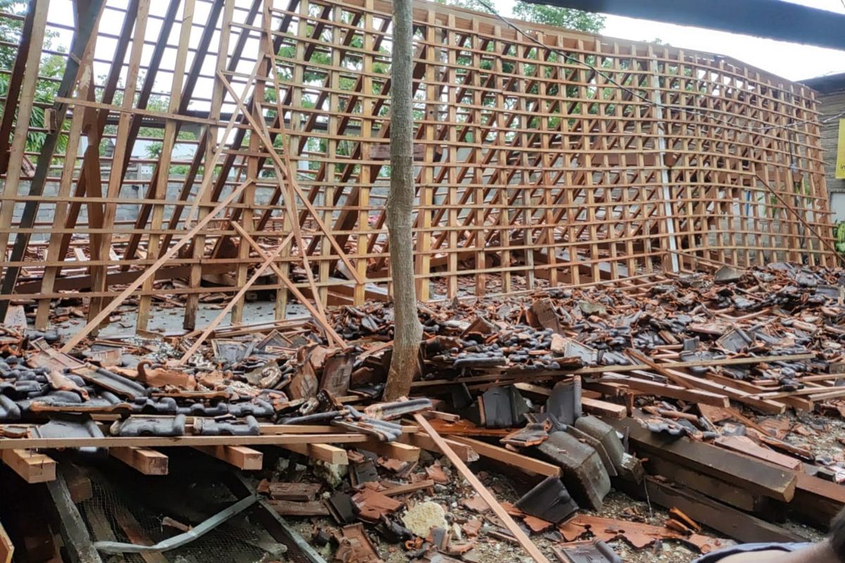 Rumah di Wonosari, Gunungkidul roboh akibat angin kencang, Rabu (3/1/2024).