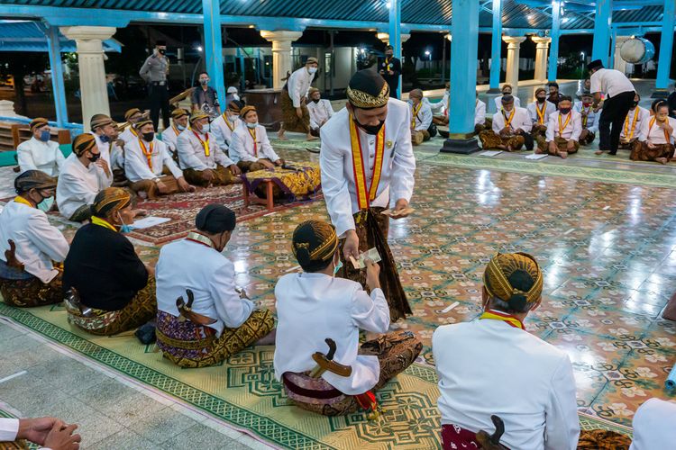 Penyeragan zakat fitrah dalam tradisi Maringaken Zakat Fitrah Dalem di Masjid Agung Surakarta, Minggu (9/5/2021).