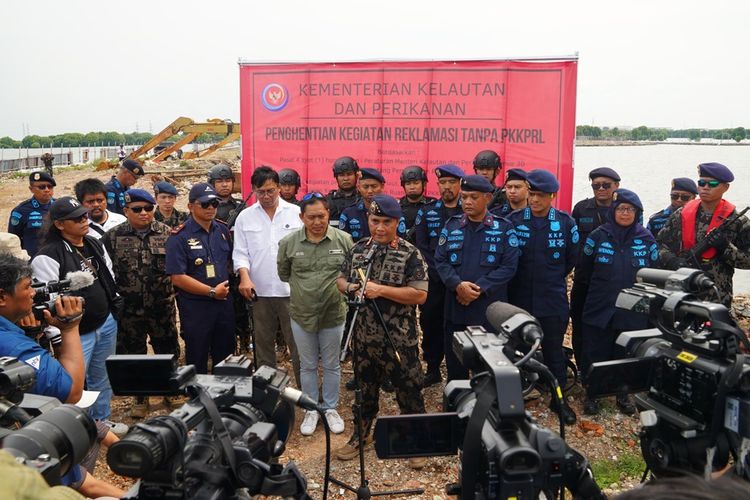 Kementerian Kelautan dan Perikanan menyegel pagar laut di kawasan Muara Tawar, Kabupaten Bekasi, Jawa Barat (Jabar), Rabu (15/1/2024). DOK. Kementerian Kelautan dan Perikanan