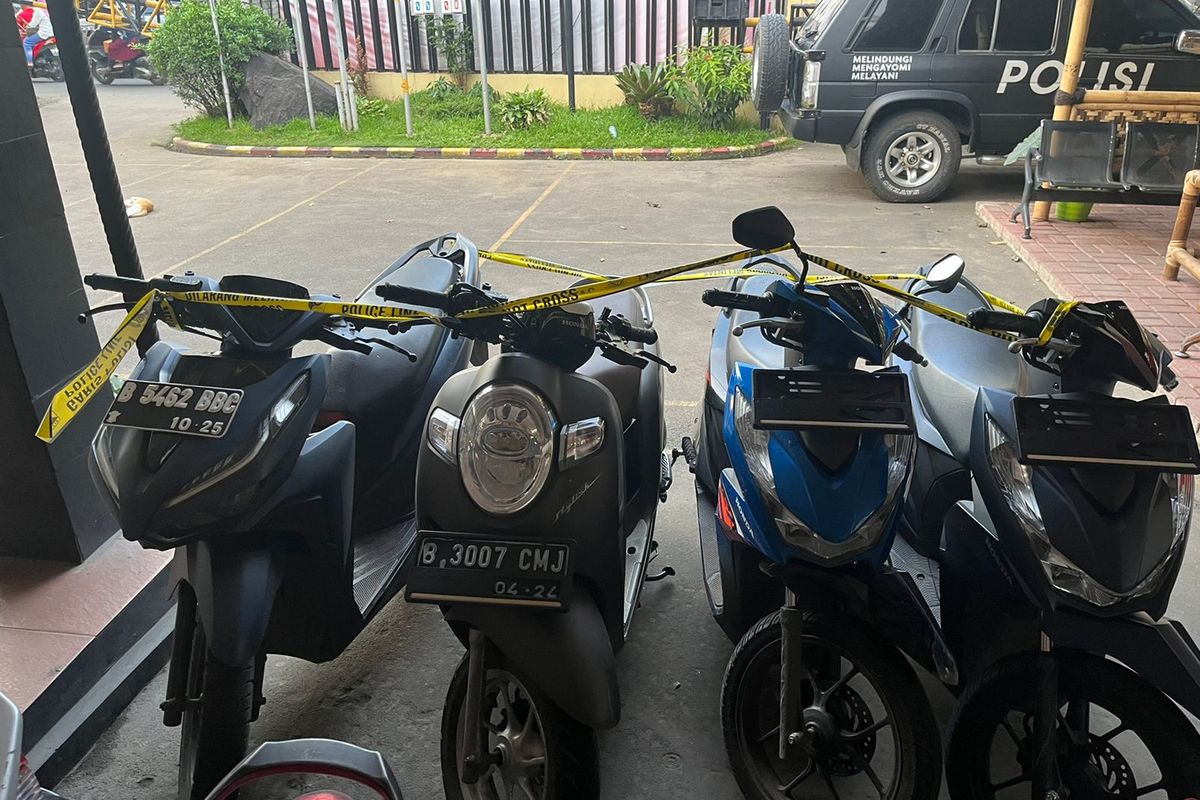 Unit Reskrim Polsek Cipondoh, Kota Tangerang berhasil mengamankan empat pelaku pencuri kendaraan bermotor (curanmor). Penangkapan para tersangka pencurian motor ini dilakukan berdasarkan signal global positioning system (GPS) yang terpasang pada motor Scoopy milik korban.