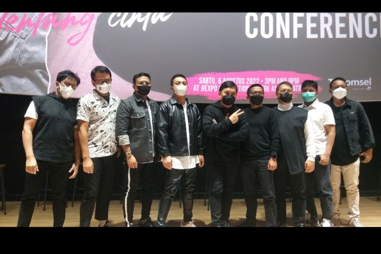 Kesembilan personel grup musik Kahitna usai jumpa pers perohal konser 36 Tahun Anniversary mereka, di kawasan Sudirman, Jakarta Pusat, Rabu (27/7/2022).