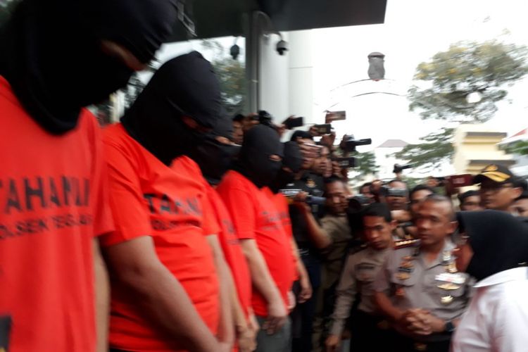 Risma maki maki bandar pil koplo saat rilis di Polrestabes Surabaya