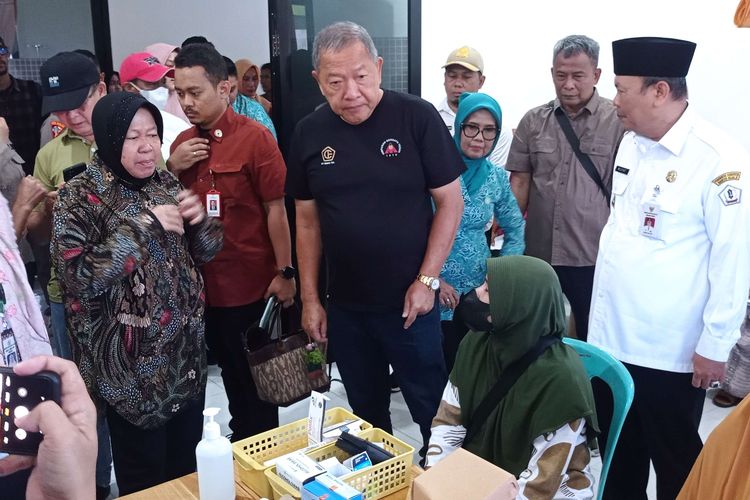 Menteri Sosial Tri Rismaharini memantau langsung pelaksanan bakti sosial operasi katarak di RSUD Abdul Azis Marabahan, Barito Kuala, Kalsel, Rabu (12/6/2024).