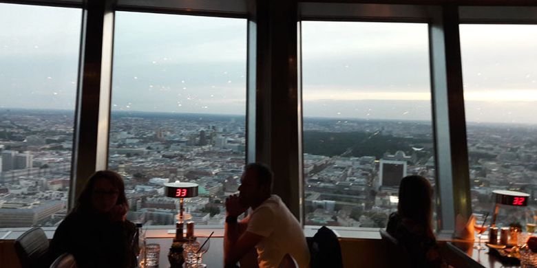 Restoran berputar di Menara Televisi Berlin, Jerrman, Jumat (22/6/2018).