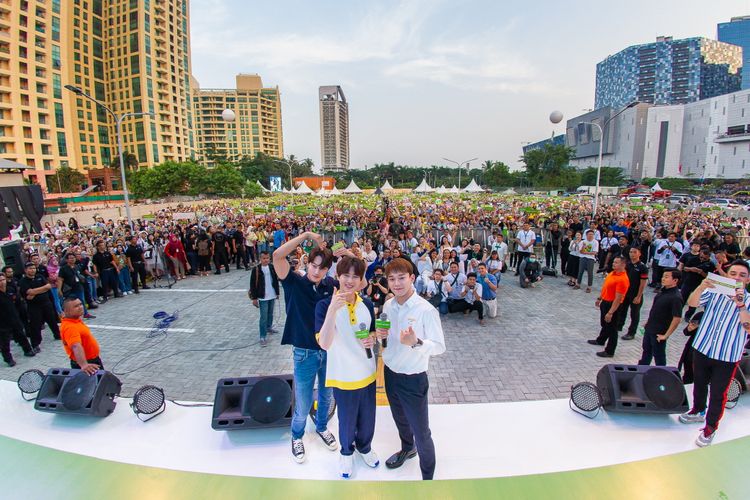 (dari kiri ke kanan) Kai EXO, Suho EXO, dan Chen EXO saat menyapa penggemar di Indonesia dalam acara Fansign bersama Nature Republic di Mal Kota Kasablanka, Jakarta Selatan, Minggu (26/5/2019). 