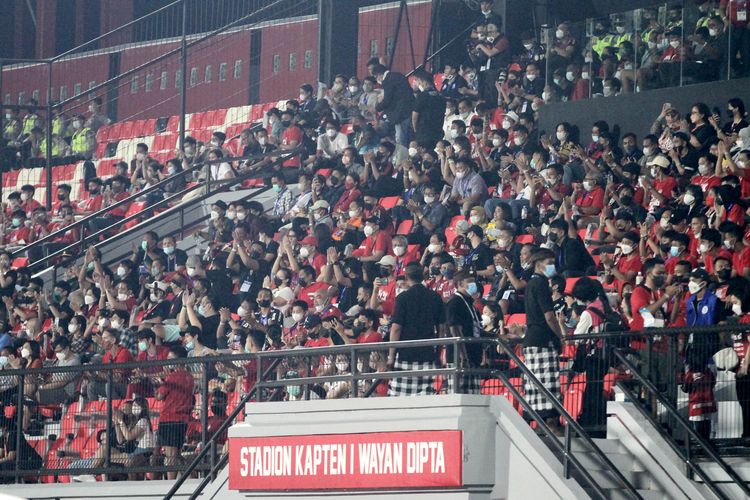 Sejumlah penonton pada laga terakhir pekan 34 Liga 1 2021-2022 saat pertandingan Persik Kediri melawan Bali United sekaligus puncak perayaan juara Liga 1 2021-2022 di Stadion Kapten I Wayan Dipta Gianyar, Kamis (31/3/2022) malam