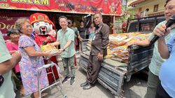 Tradisi Berbagi Sembako Jelang Imlek bagi Warga Tionghoa Kurang Mampu di Kampung Pecinan Surabaya